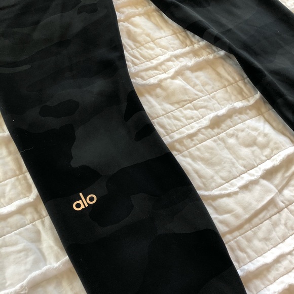 Black Camo ALO legging - Picture 5 of 5